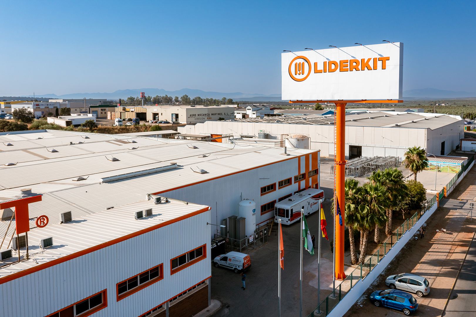 Ряд вантажівок з кузовами Liderkit