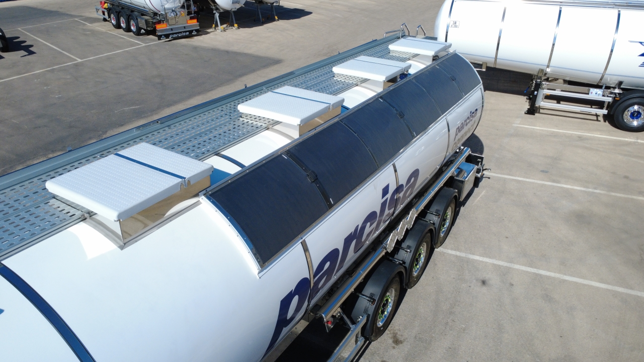 Сонячні панелі на цистерні